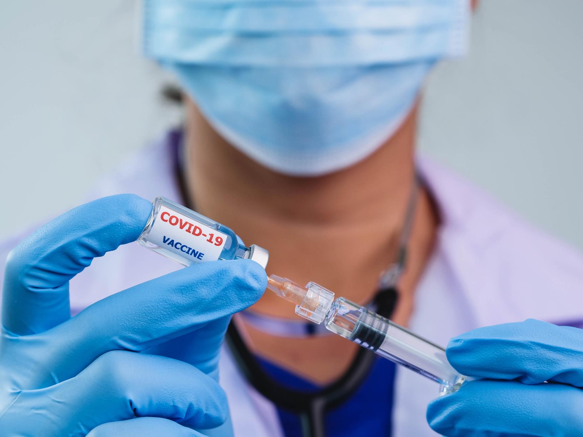 trzecia dawka szczepionki, czwarta fala epidemii, covid-19, pandemia
