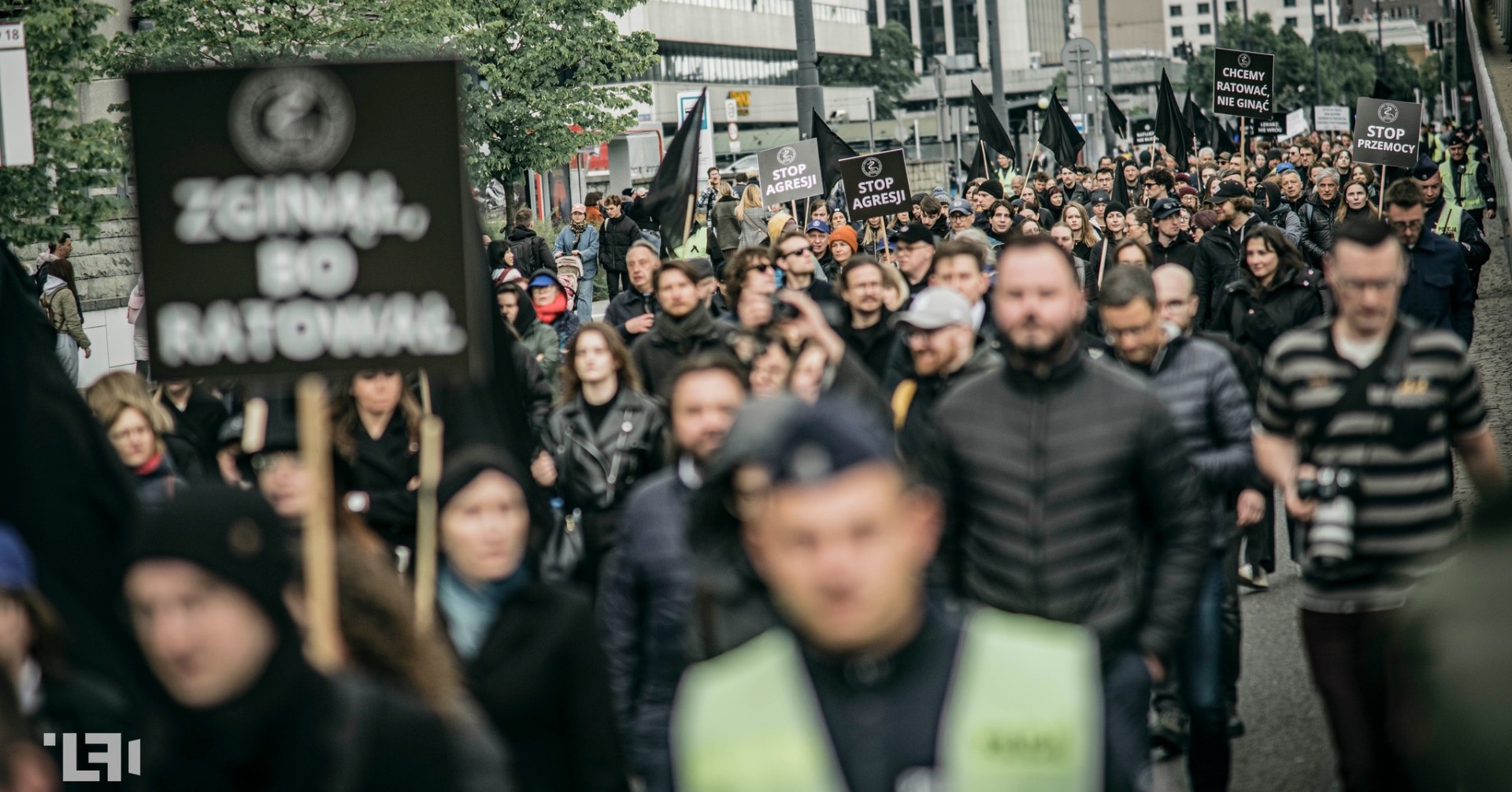 Marsz milczenia medyków przeszedł ulicami Warszawy