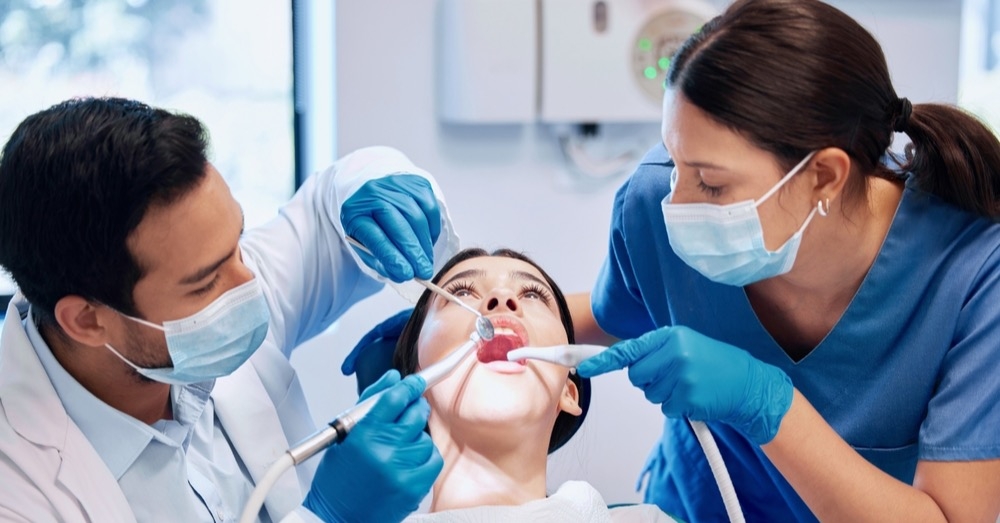 Pewni w leczeniu próchnicy, zagubieni w diagnostyce nowotworowej – badanie przygotowania zawodowego młodych lekarzy dentystów