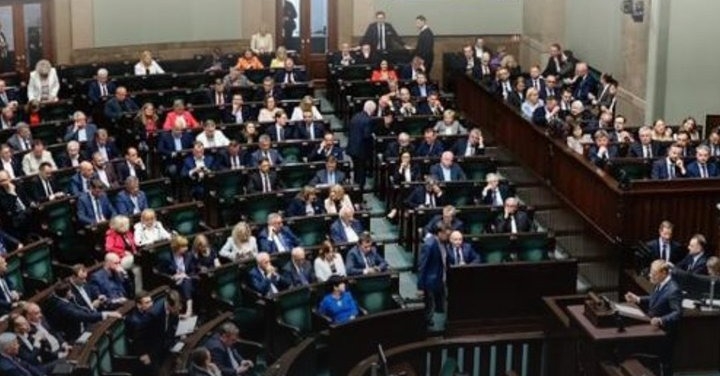 Premier wskazuje na wysokie pensje medyków i zapowiada większe wsparcie dla pacjentów