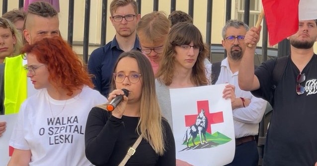 Porodówka w Lesku zostaje. Sprawdź, co zdecydowało o jej przyszłości, jaki plan ma MZ dla szpitali powiatowych i co to oznacza dla opieki w regionie.