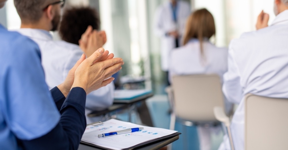 Związek Szpitali Powiatowych Województwa Śląskiego opublikował list otwarty, w którym apeluje o pilną reakcję społeczną i instytucjonalną na nasilające się przejawy mowy nienawiści, gróźb oraz innych form agresji. Związek ostrzega, że brak zdecydowanej interwencji może prowadzić do dalszej eskalacji przemocy.