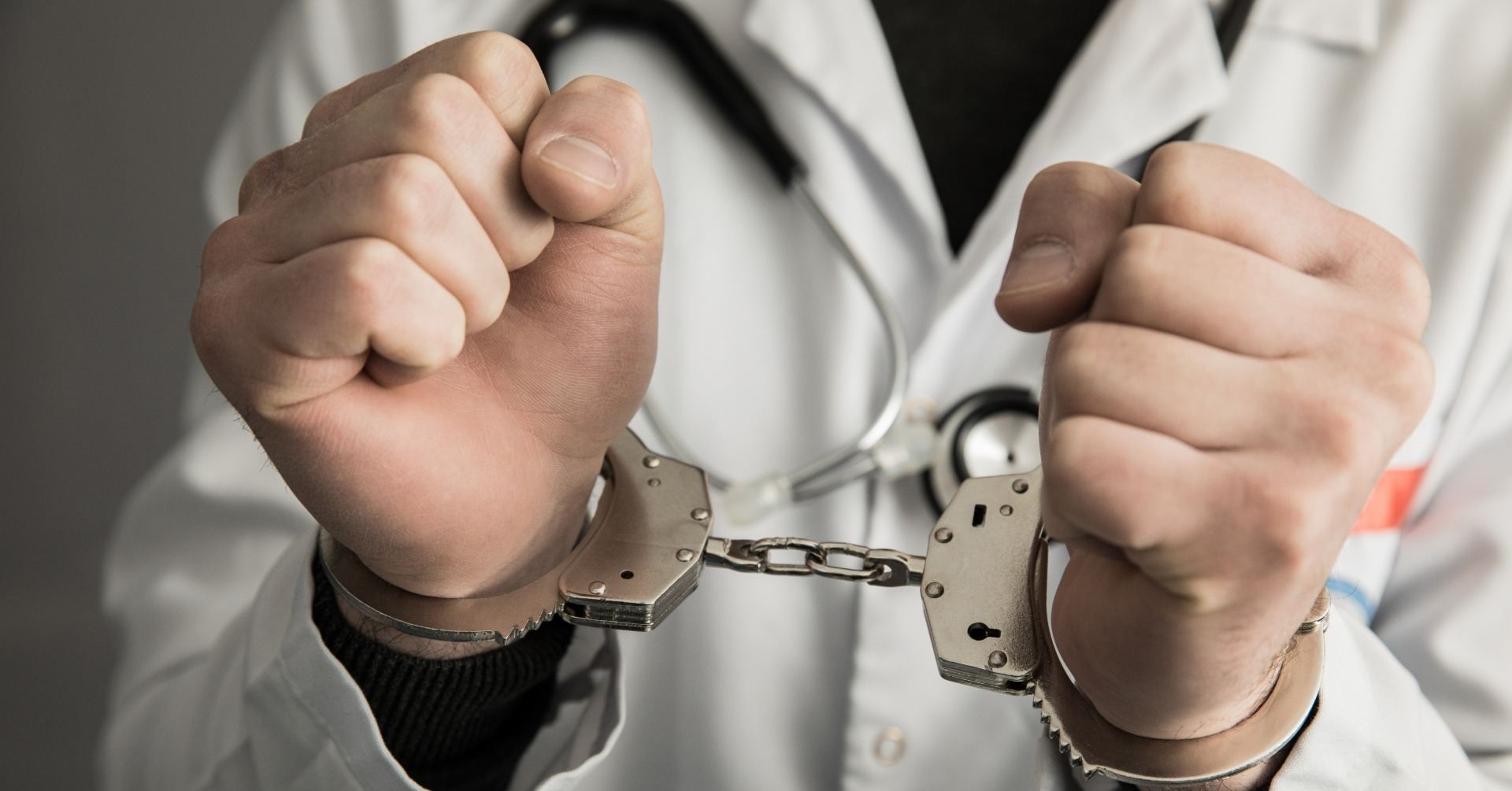 215 zarzutów dla lekarza z Łodzi. Wystawiał recepty na silne leki bez kontaktu z pacjentami