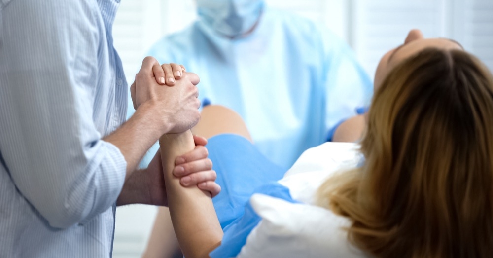 Nacinanie krocza podczas porodu – aktualne zalecenia i kontrowersje