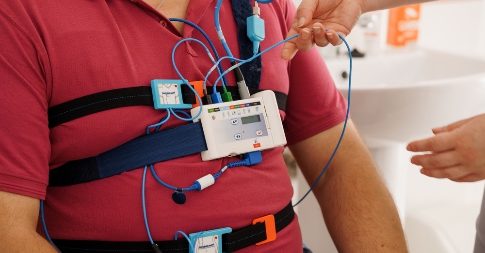 Bezdech senny, narkolepsja, parasomnie – kiedy pacjent wymaga polisomnografii i jak przebiega badanie?