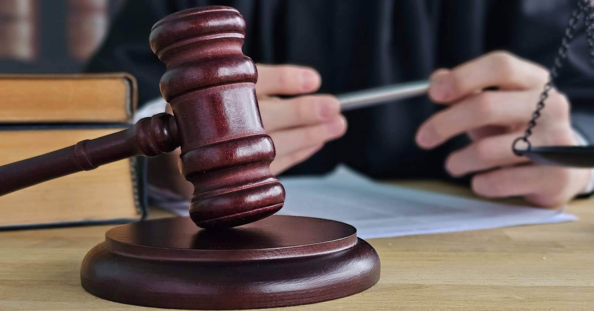 Ginekolog z Katowic przed sądem. 99 zarzutów za wyłudzanie refundacji leków