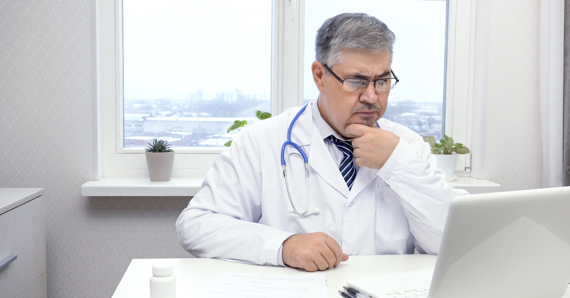 Ograniczenia, kolejki i prywatne wydatki - lekarze wskazują na niebezpieczny kierunek zmian