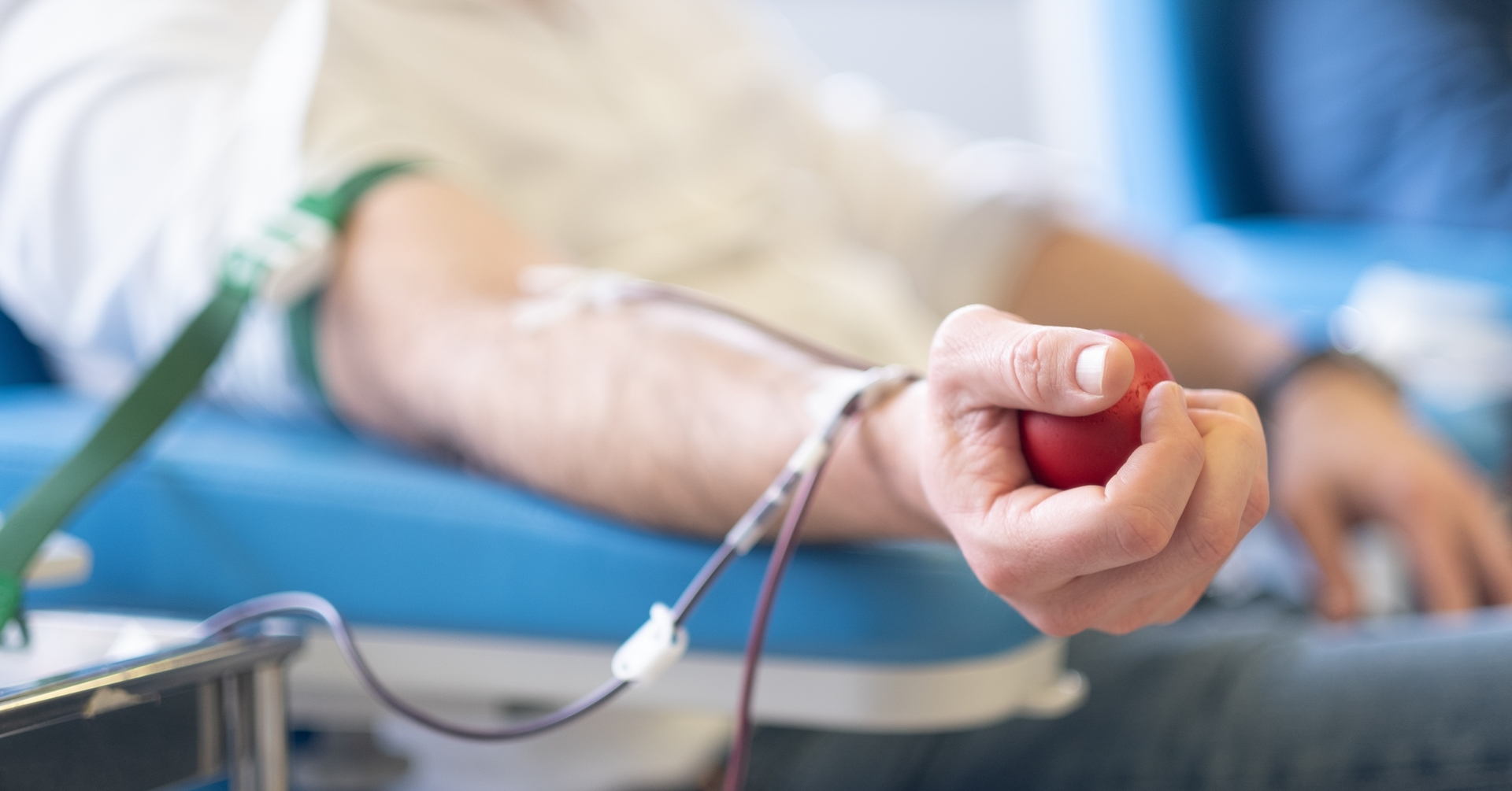 Publiczna służba krwi pod finansową ścianą. Ustawowe podwyżki bez systemowego wsparcia