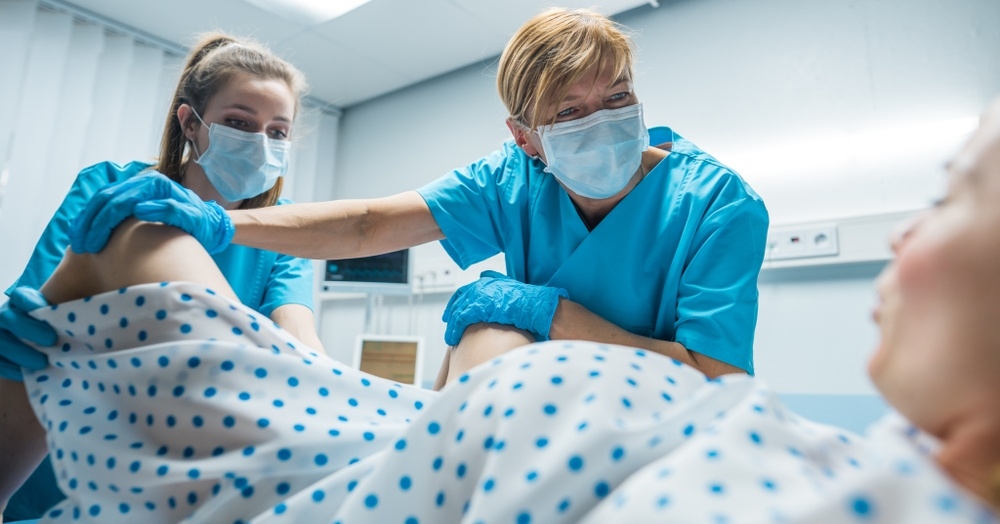 Projekt MZ: koniec z wymogiem dodatkowych certyfikatów dla położnych