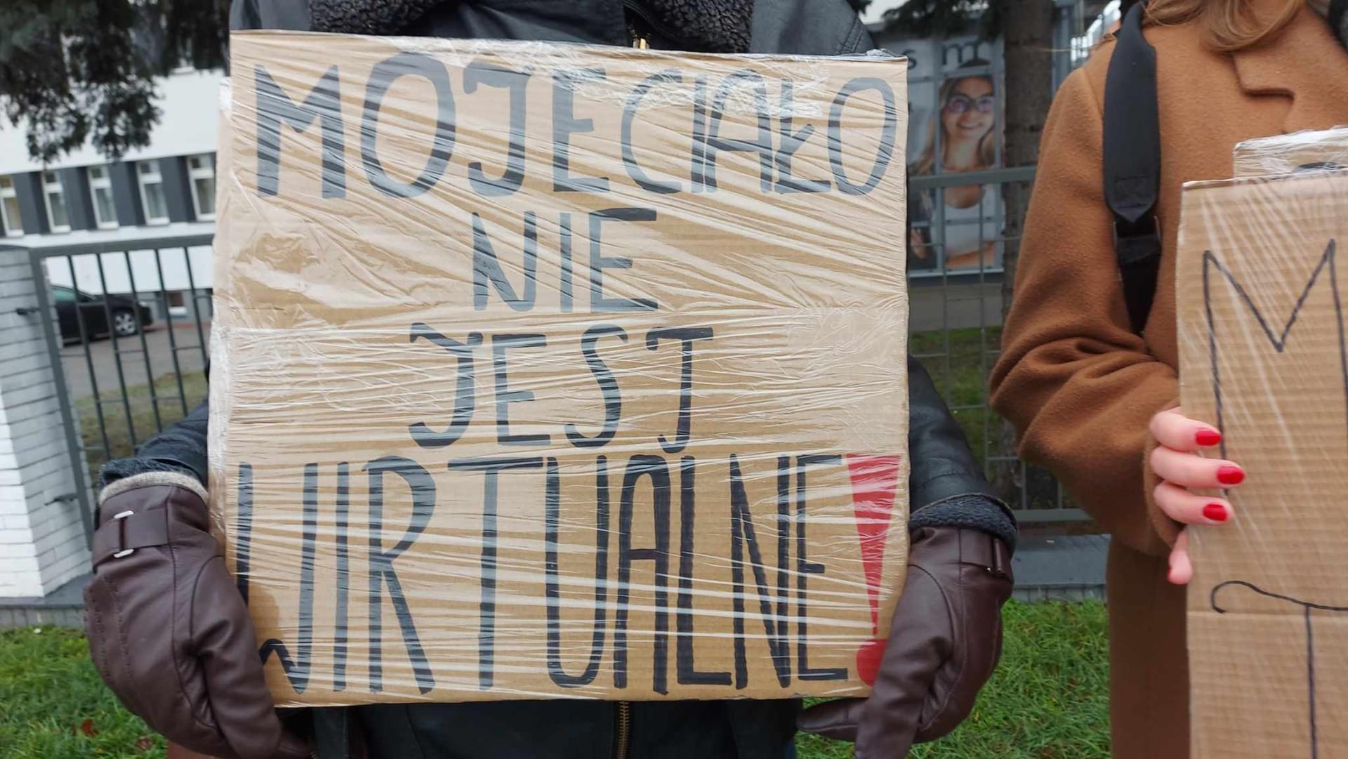Plakaty protestujących