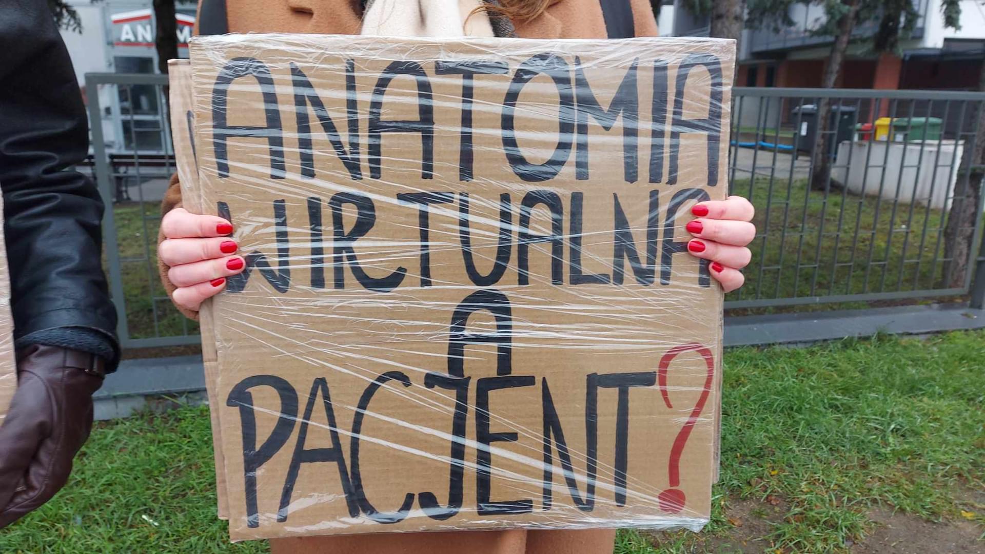 Plakaty protestujących