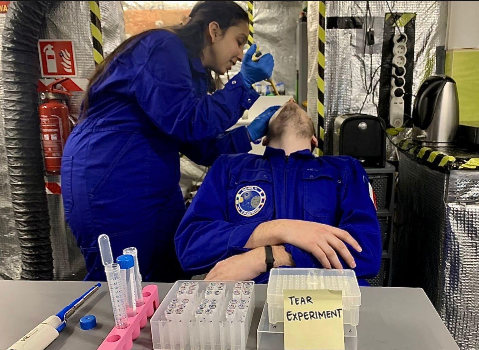Crew MEdical Officer wykonujący pomiary składu chemicznego łez u członków załogi w trakcie izolowanej misji analogowej w habitacie 1.0.